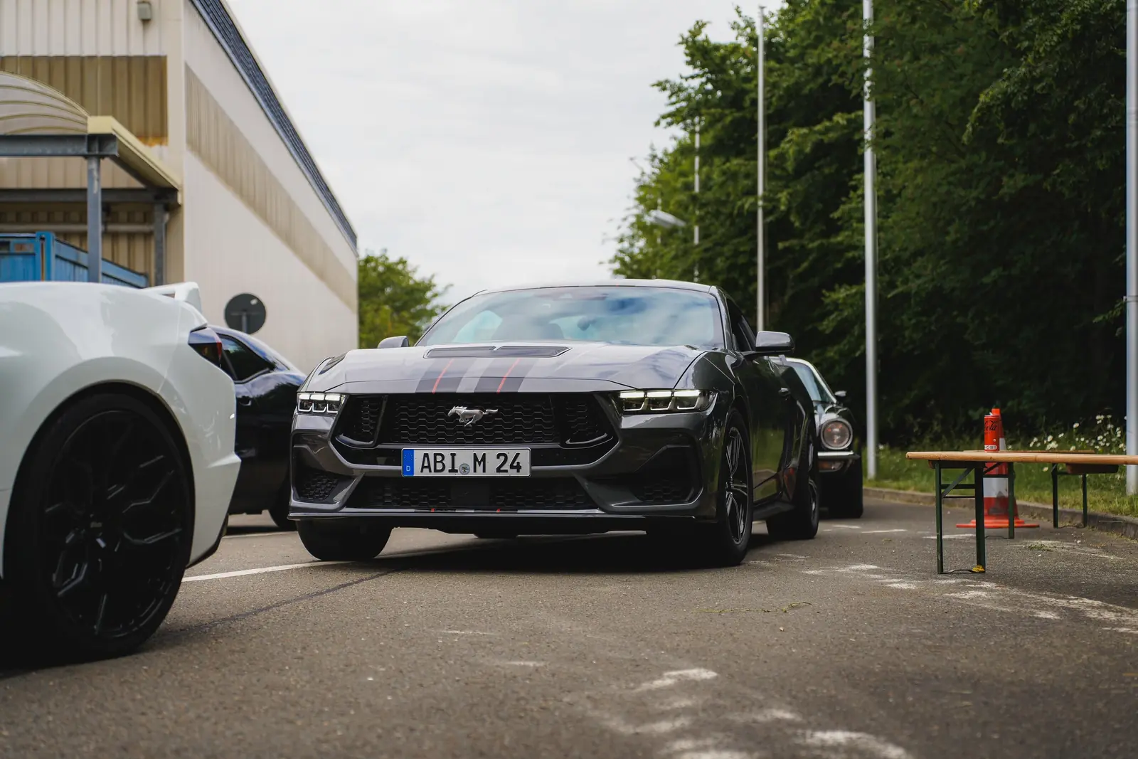 Grauer Mustang der neuesten Generation in der Einfahrt