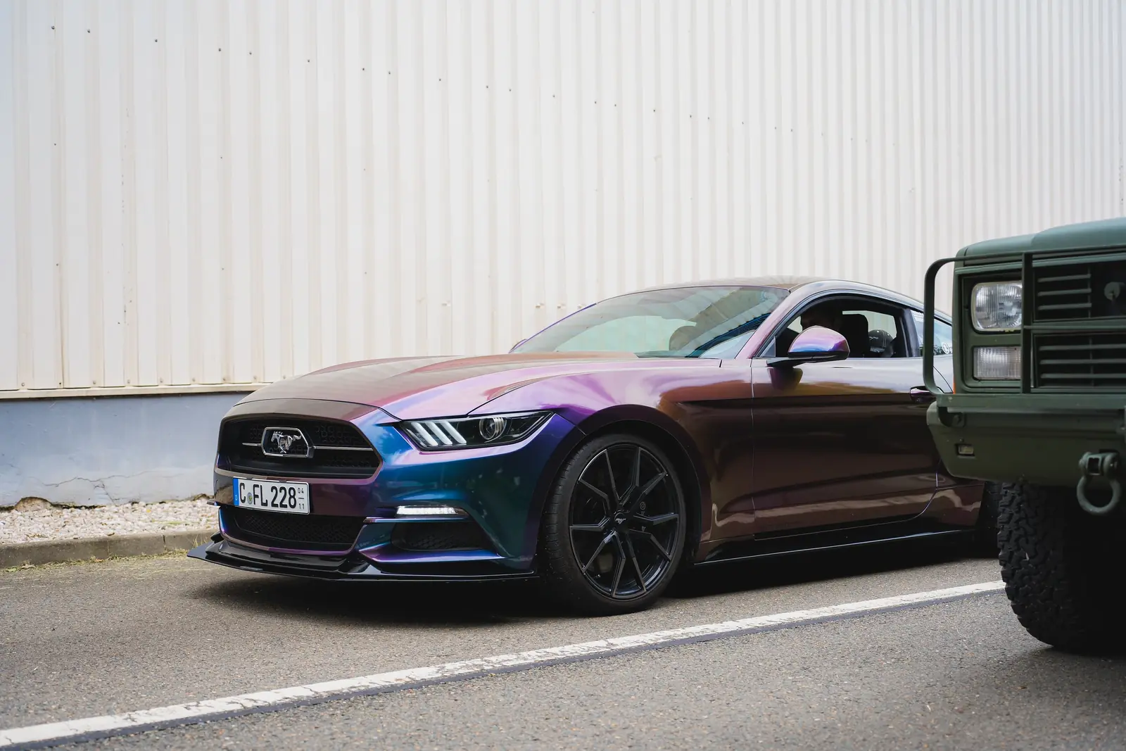 Mustang mit Farbwechsel-Lack zwischen Violett und Grün