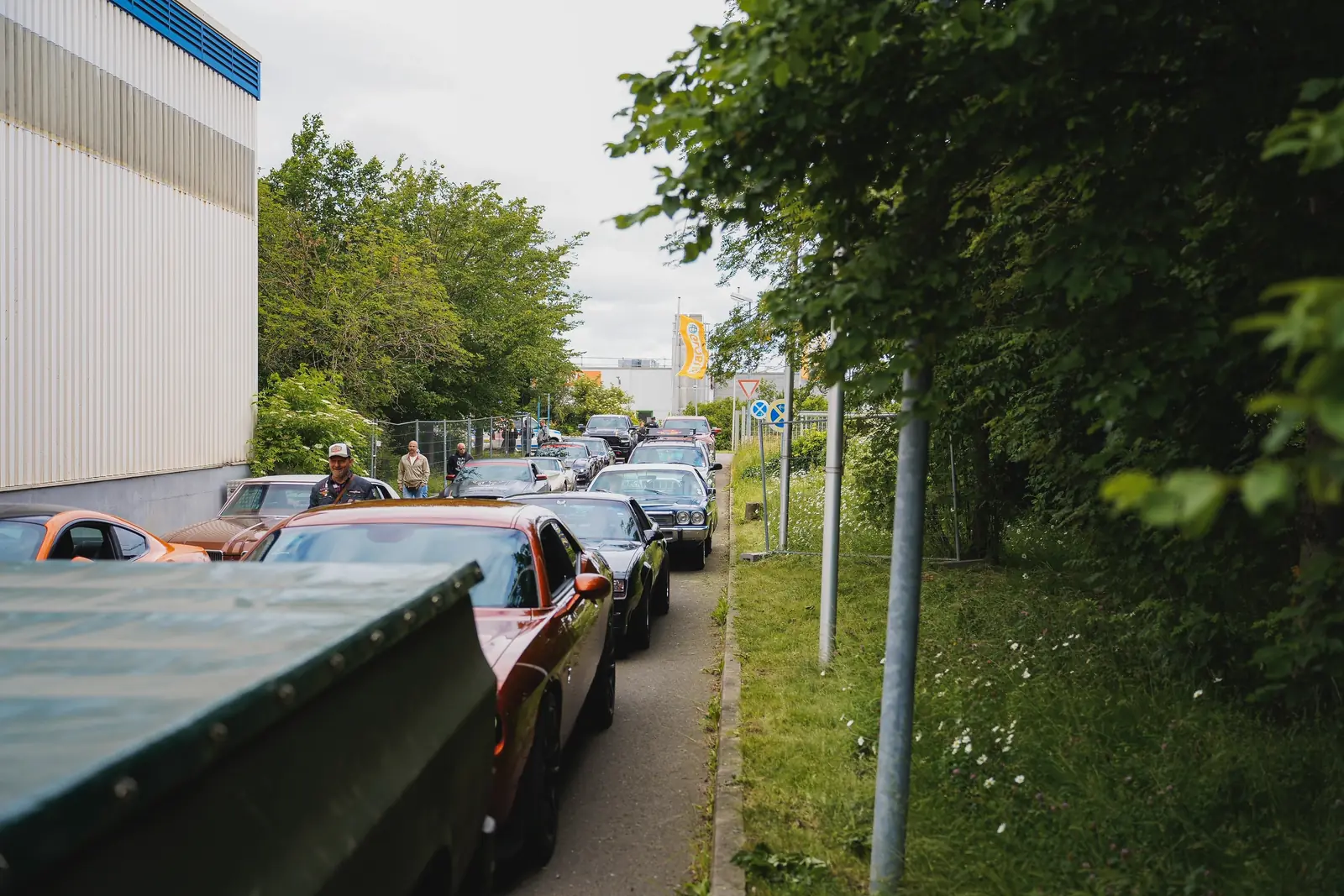 Lange Schlange aus US-Cars an der Hallenwand