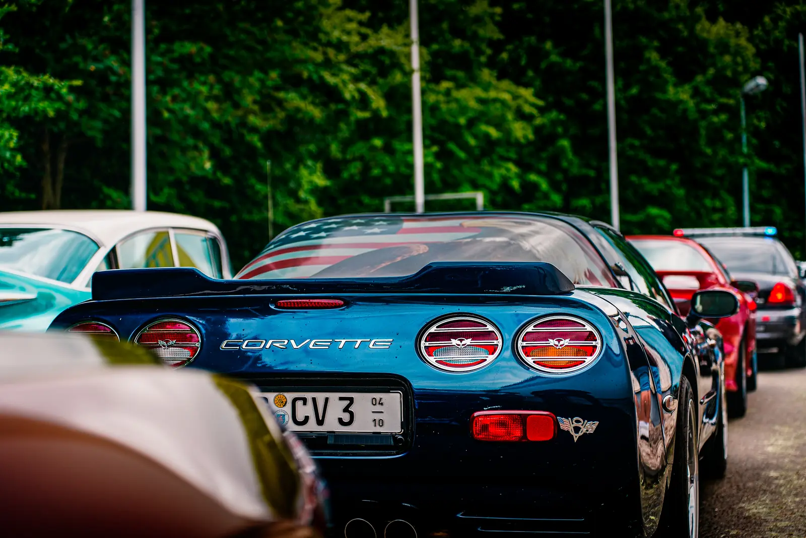 Heck einer blauen Corvette mit US-Flagge in der Heckscheibe