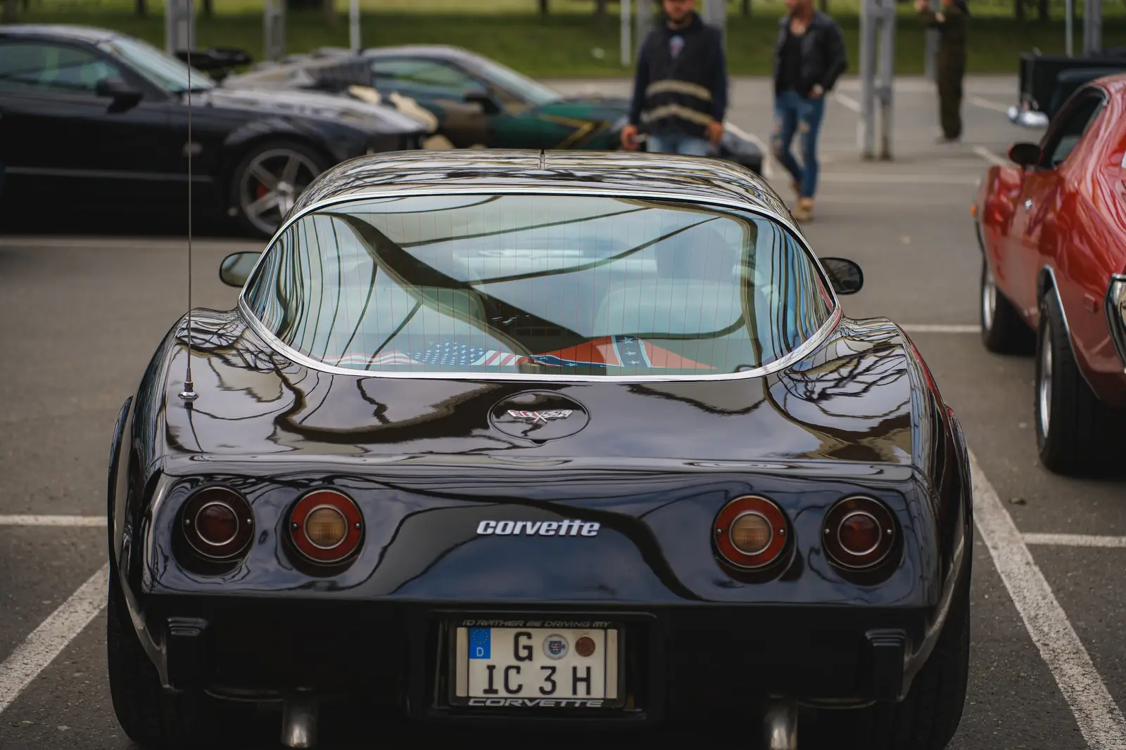 Schwarze Corvette von hinten auf dem Parkplatz