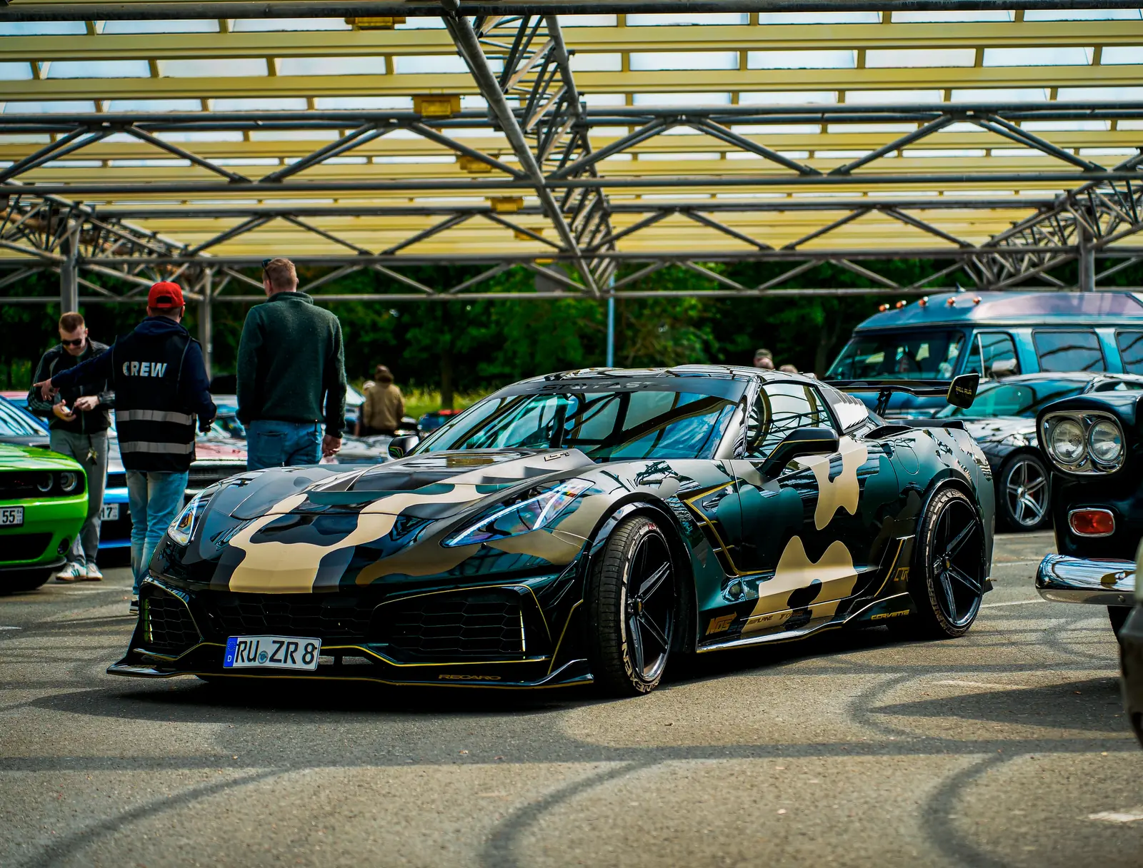 Corvette im Tarnmuster unter dem Glasdach