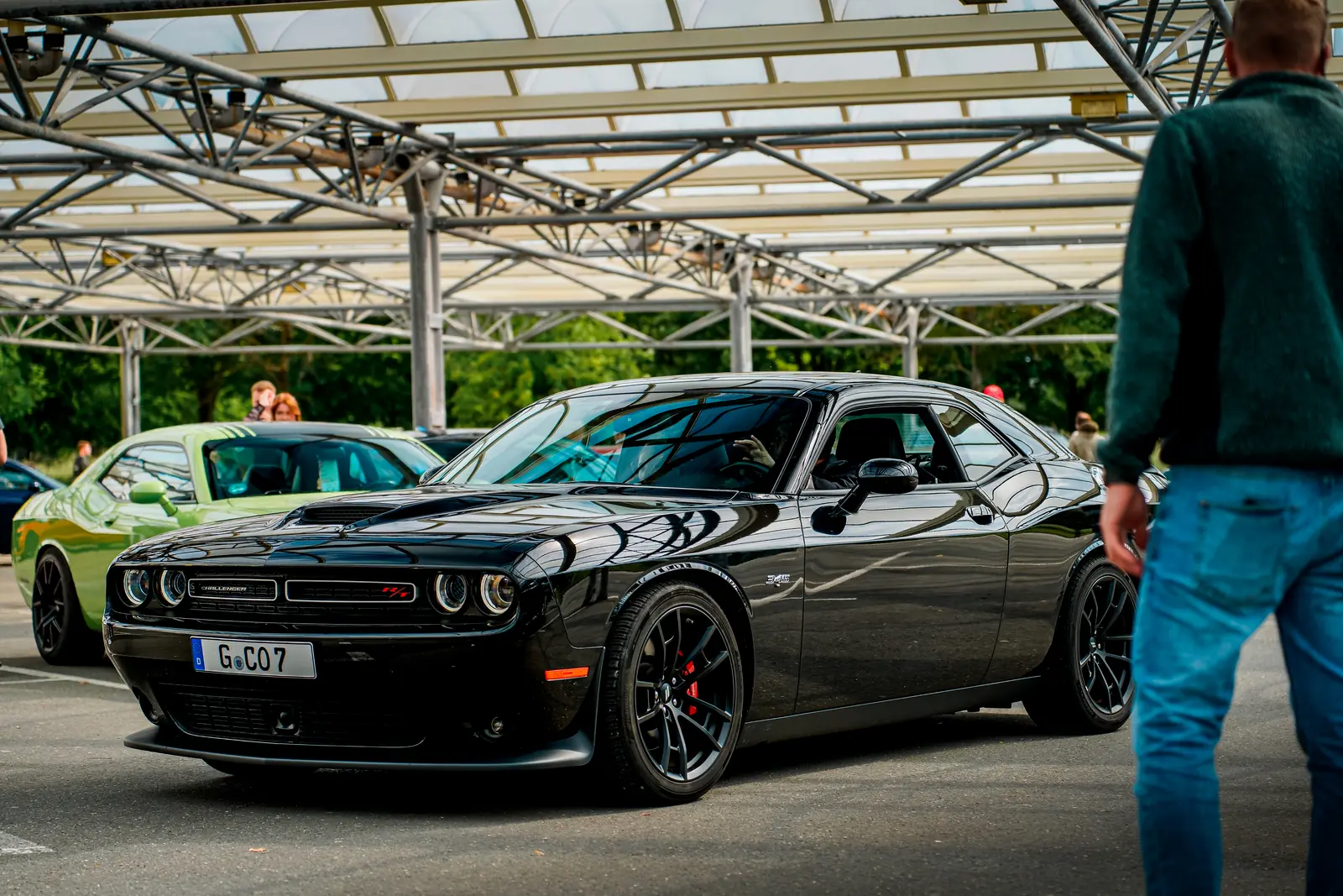 Schwarzer Dodge Challenger unter dem Glasdach