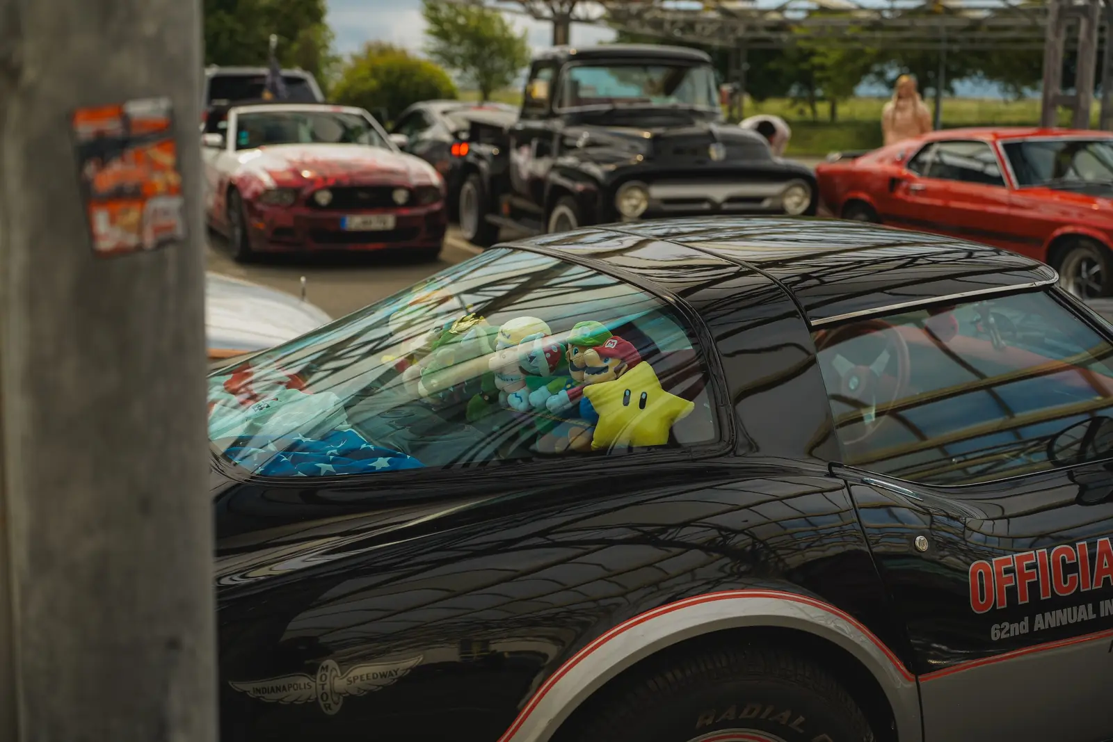 Corvette im Pace-Car-Look mit Plüschfiguren hinter der Scheibe