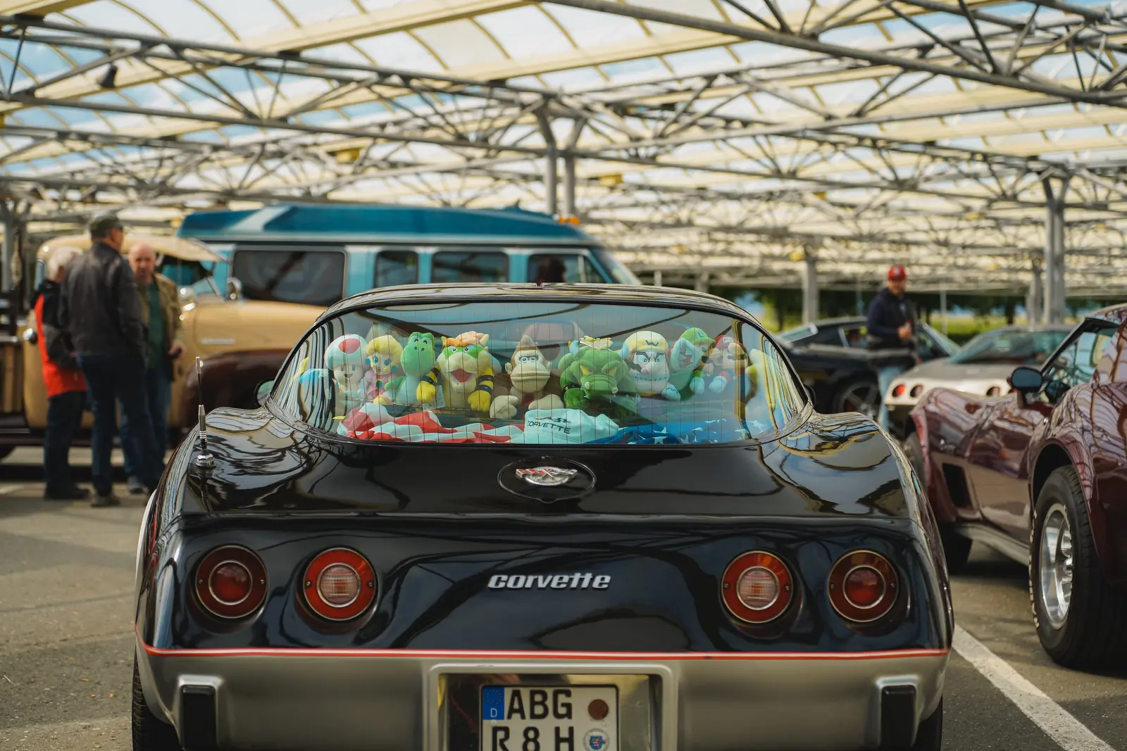 Schwarze Corvette mit Plüschtieren in der Heckscheibe