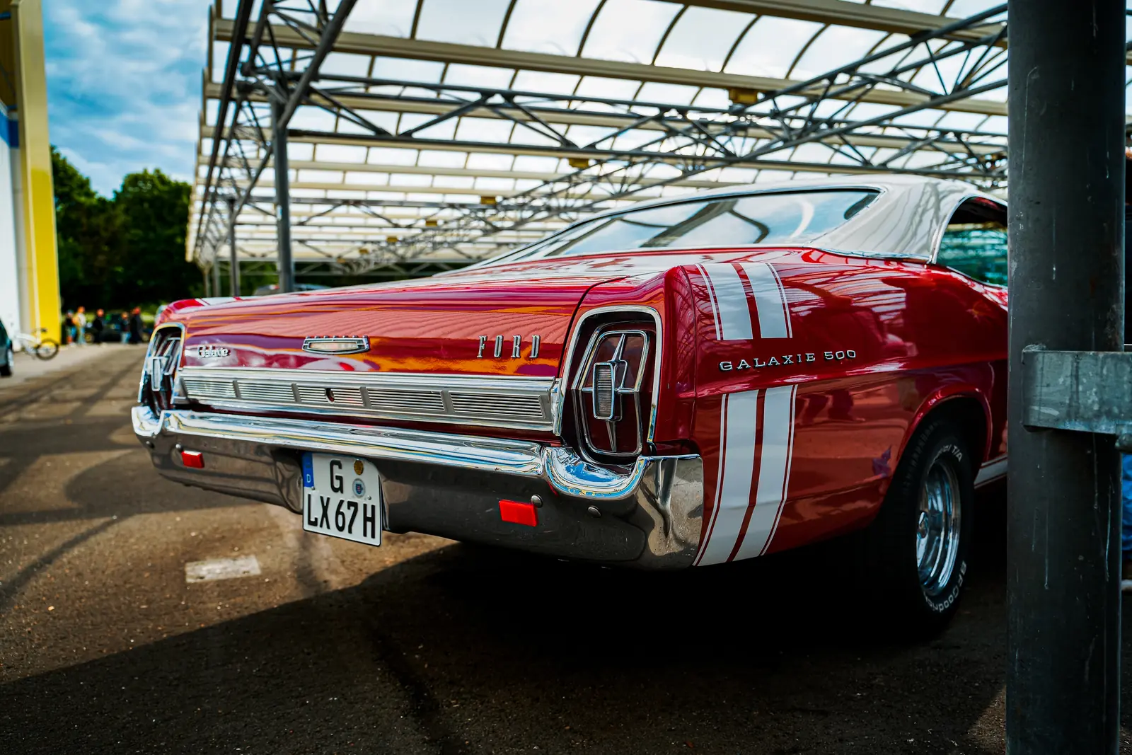 Roter Ford Galaxie 500 mit weißen Streifen von hinten