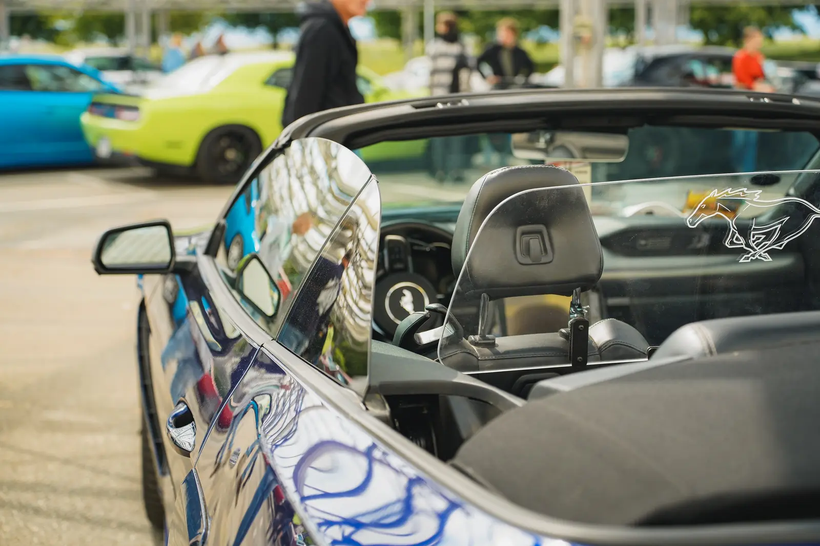 Blick in ein offenes Mustang-Cabrio mit Pony auf dem Windschott