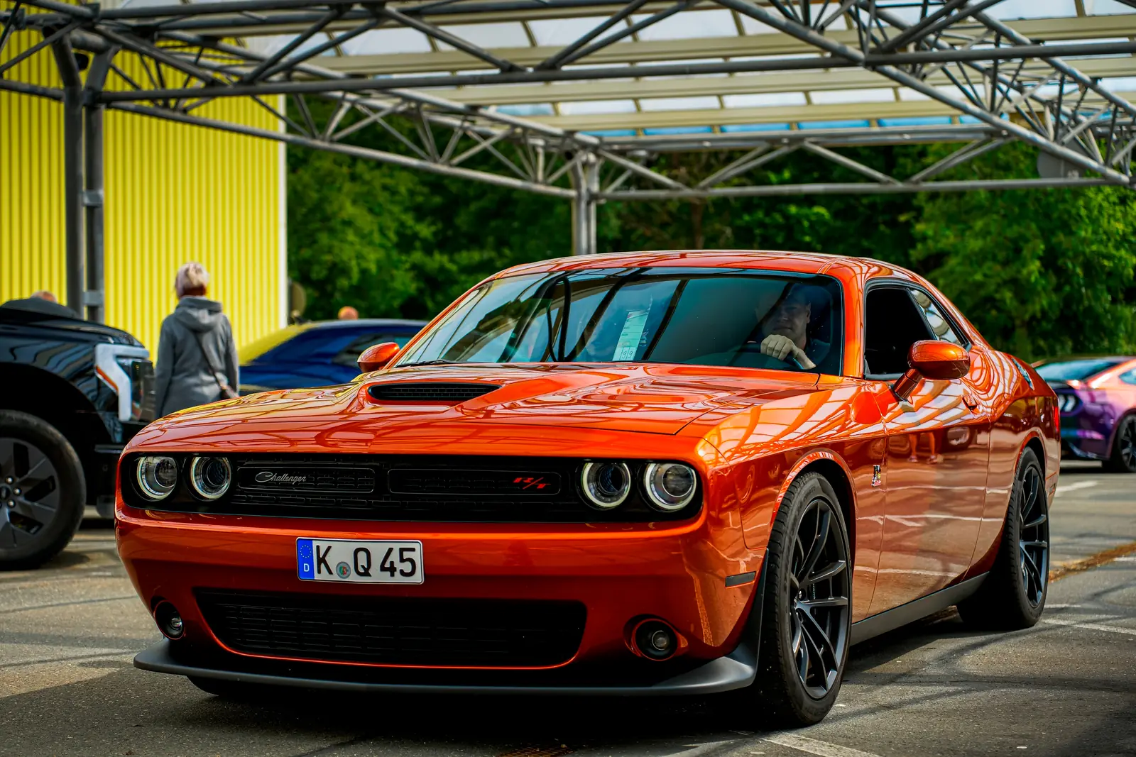 Oranger Dodge Challenger von vorn