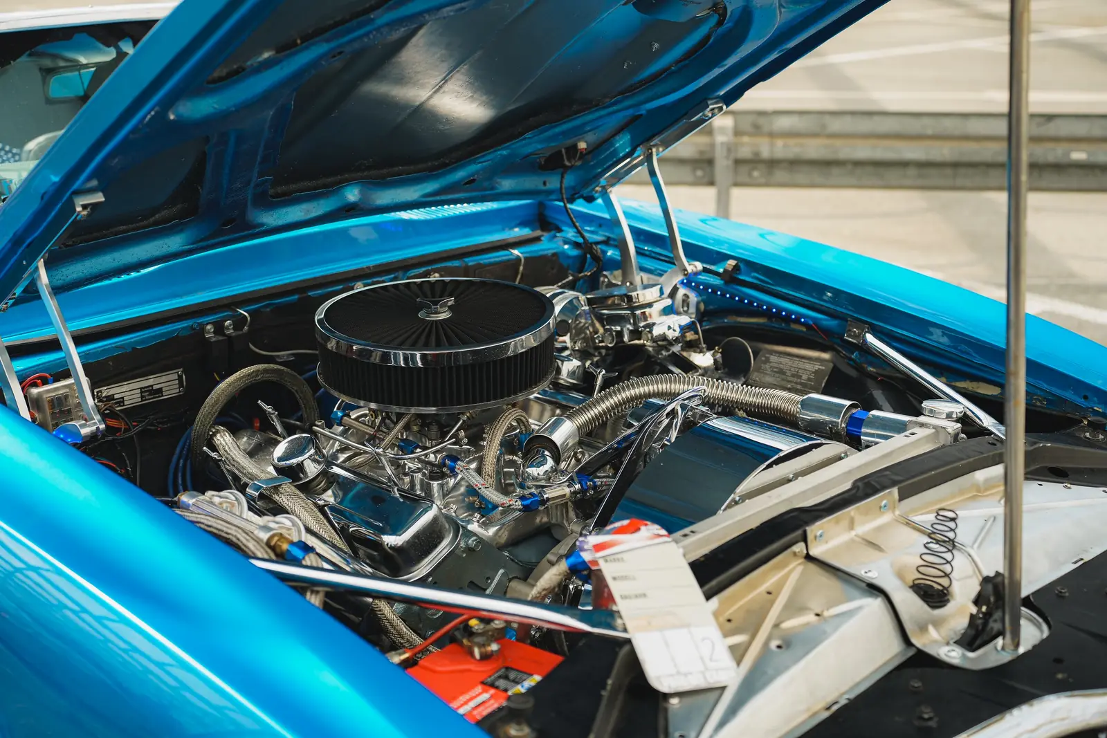 Verchromter V8 im Motorraum eines blauen Pontiac