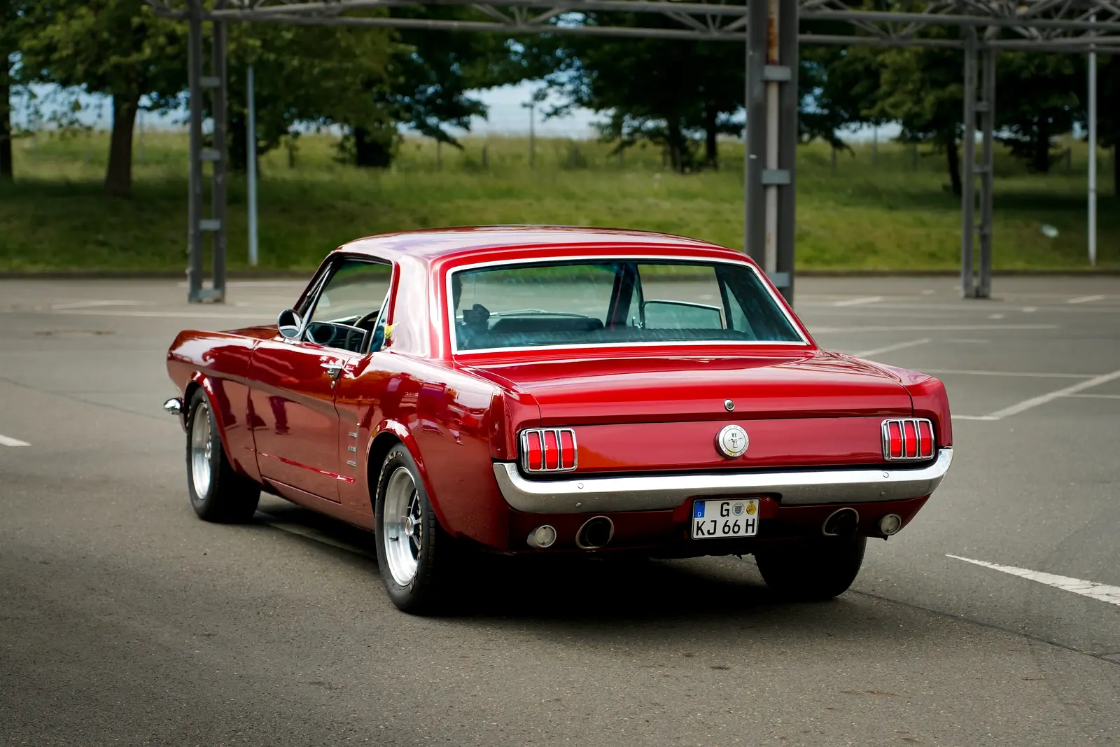 Roter Ford Mustang aus den Sechzigern von hinten