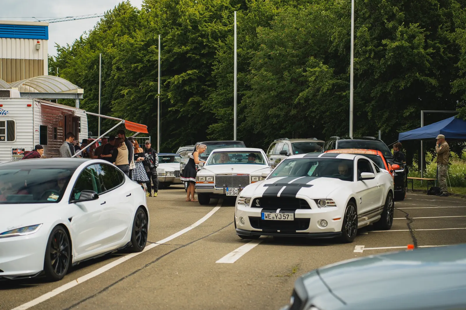 Weißer Shelby-Mustang mit schwarzen Streifen in der Zufahrt