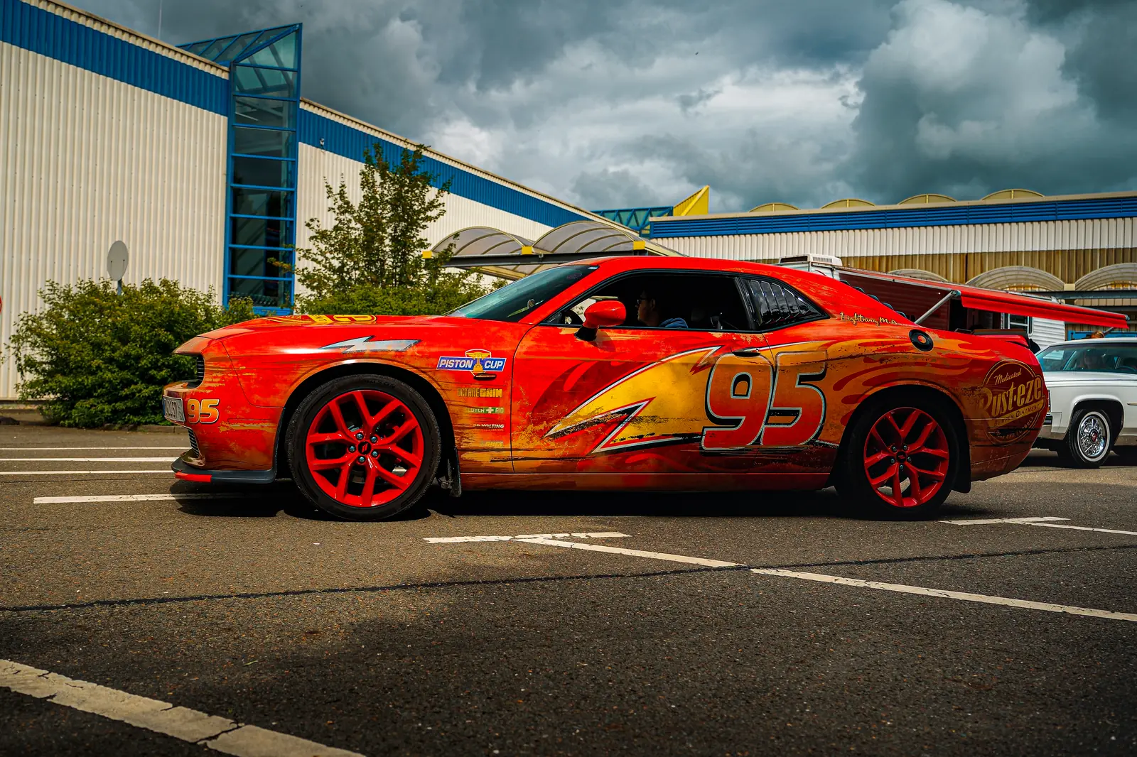 Roter Dodge Challenger im Lightning-McQueen-Look mit der Startnummer 95