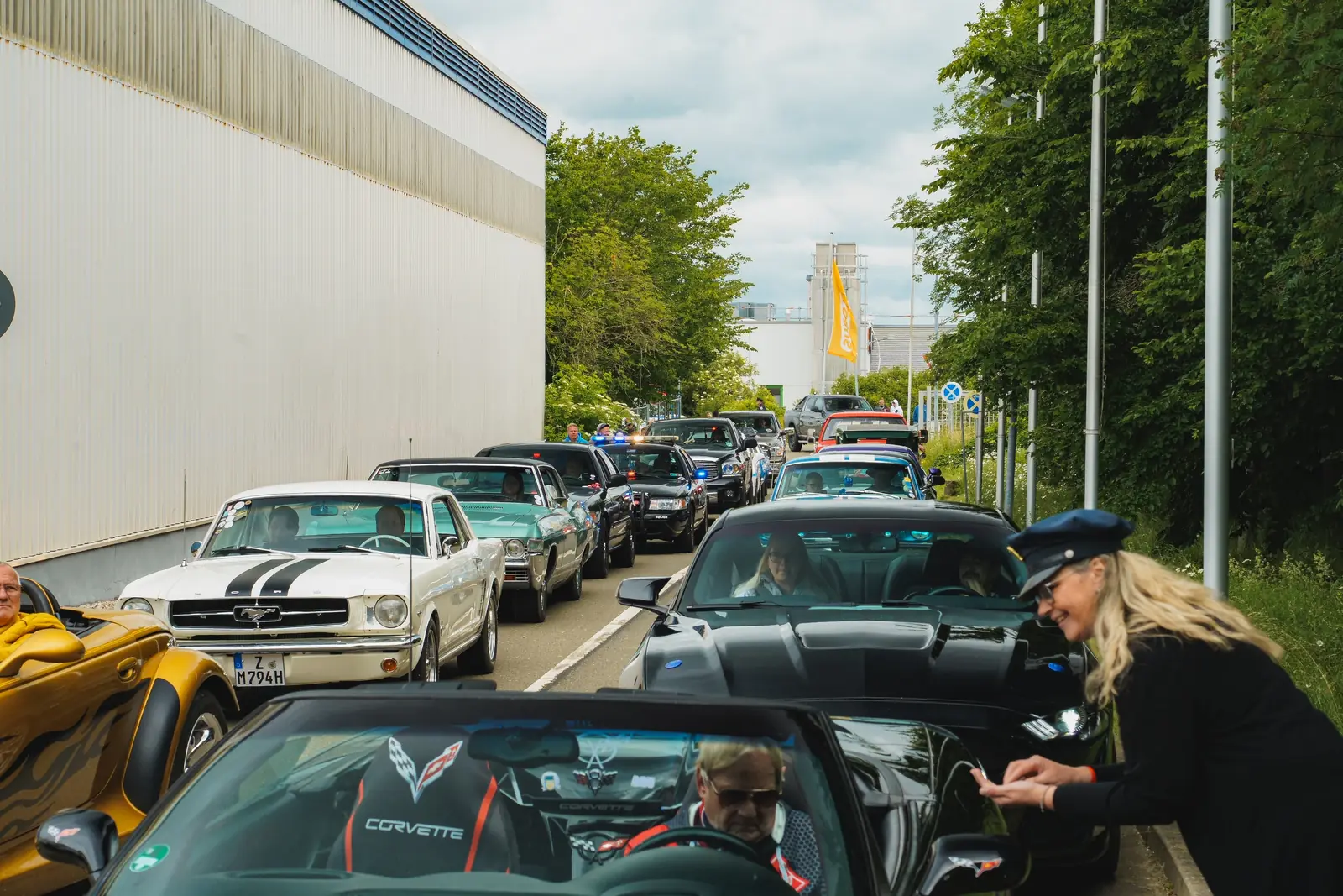 Frau in Uniform begrüßt die Insassen einer Corvette