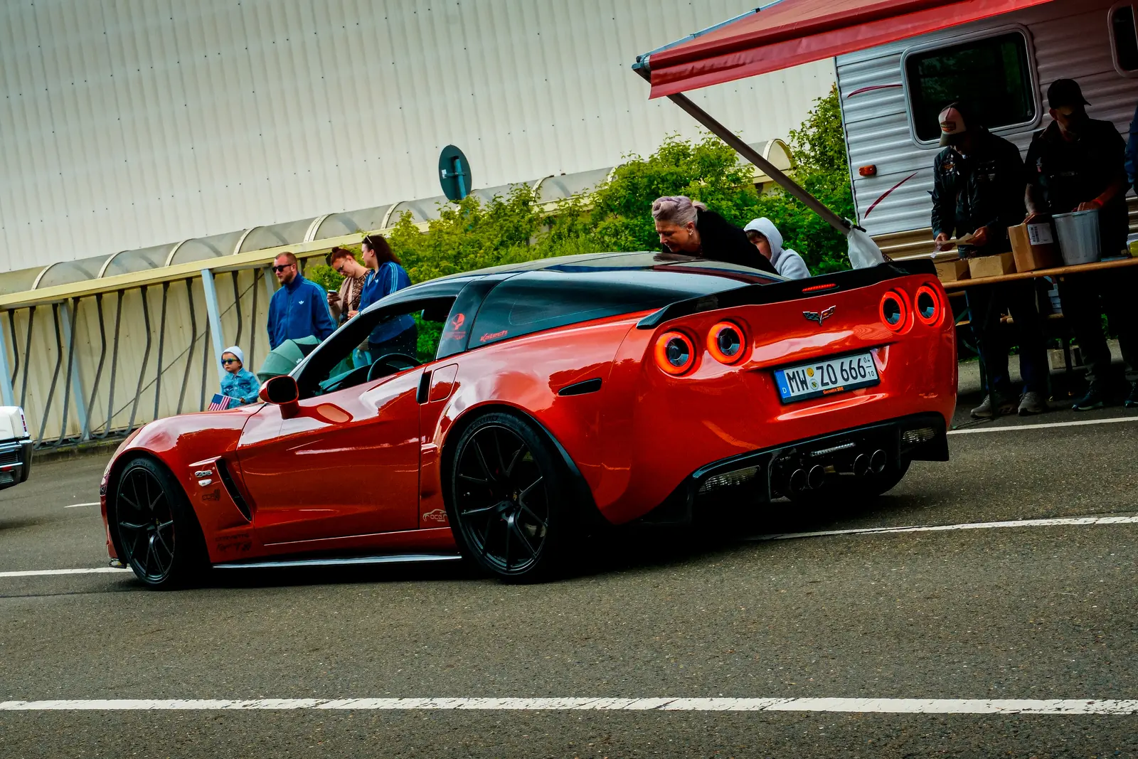 Rote Corvette von hinten am Imbisswagen