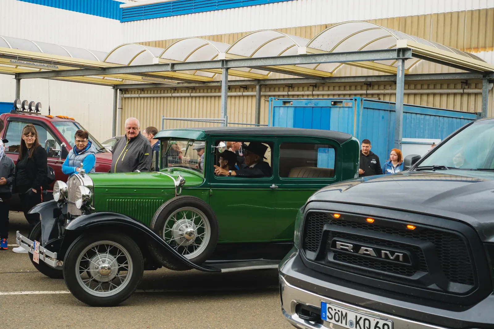 Grüner Ford Model A neben der Front eines Ram-Pick-ups