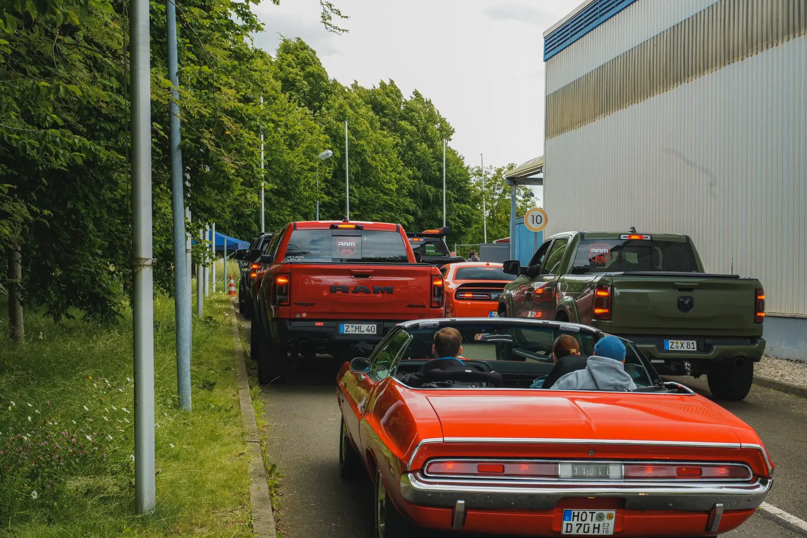 Oranges Challenger-Cabrio aus den Siebzigern in der Warteschlange