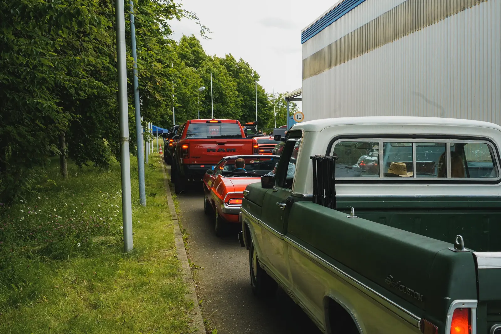 Grüner Chevrolet-Pick-up in der Warteschlange vor der Halle