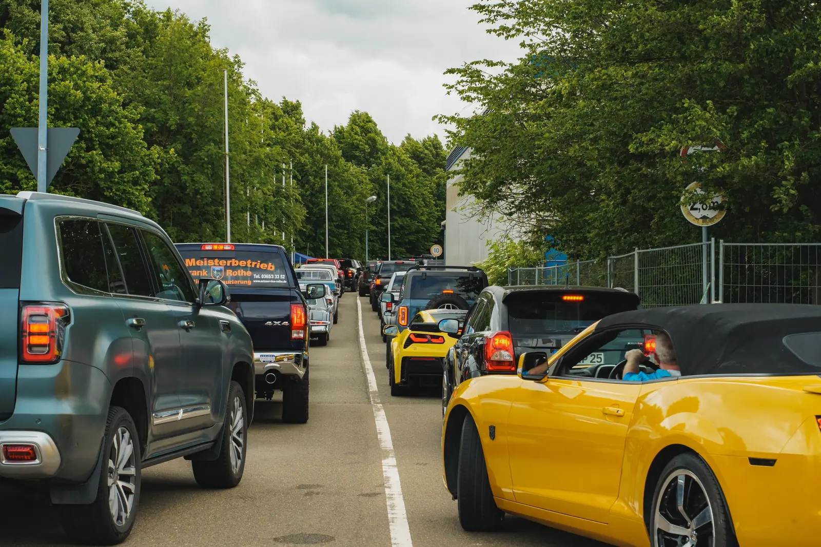 Gelbes Camaro-Cabrio in der langen Schlange zur Einfahrt