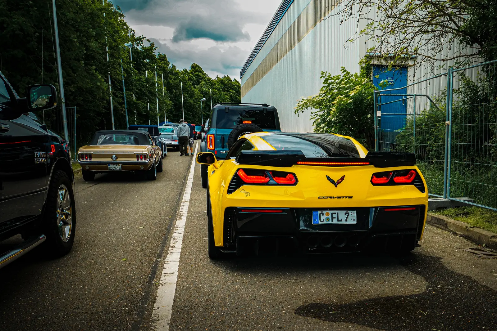 Gelbe Corvette von hinten in der Zufahrt