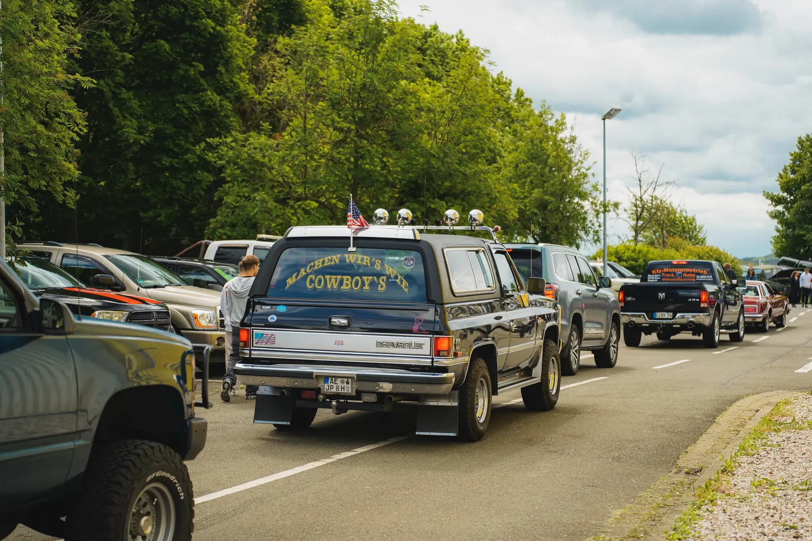 Dunkler Chevrolet-Geländewagen mit Cowboy-Spruch in der Heckscheibe