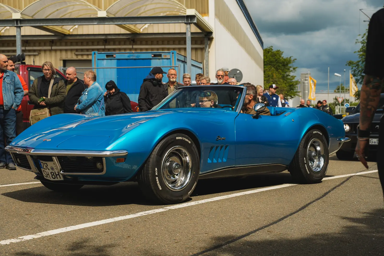 Blaue Corvette Stingray als Cabrio rollt an den Zuschauern vorbei, Treffen 2026