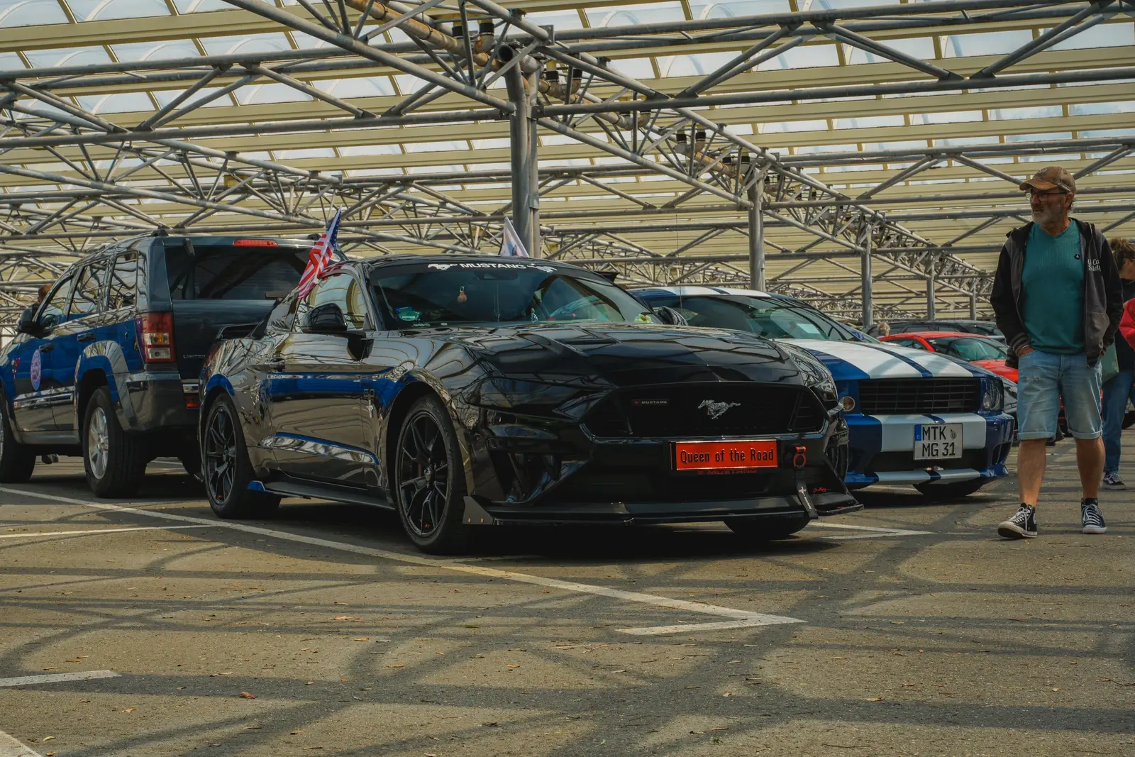 Schwarzer Mustang mit „Queen of the Road“-Schild unter dem Glasdach