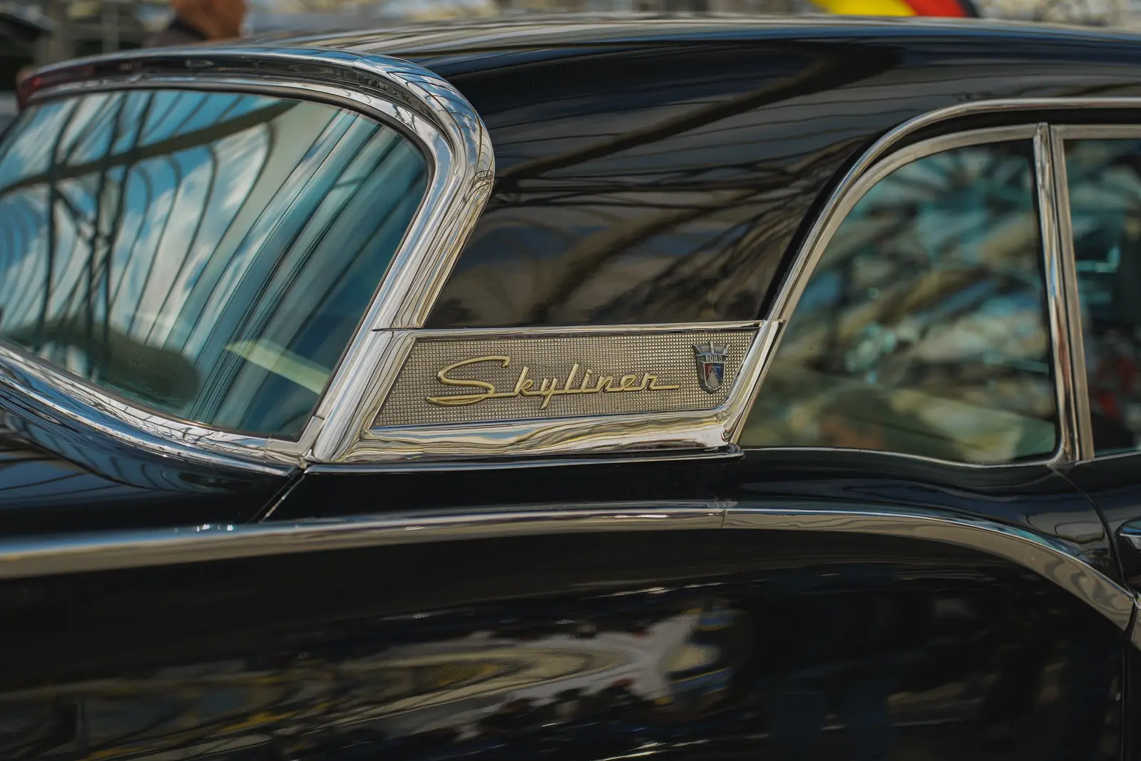 Chromsäule mit Skyliner-Schriftzug an einem schwarzen Ford