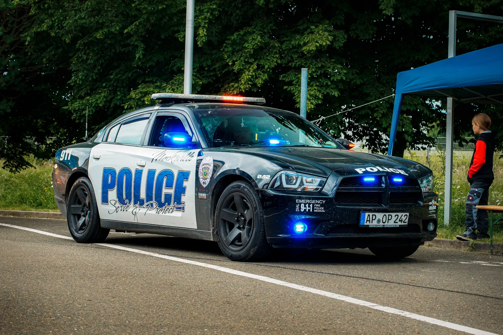 Dodge Charger im amerikanischen Polizei-Look mit Blaulicht