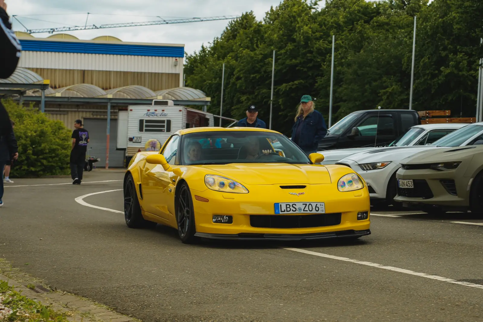 Gelbe Corvette fährt auf den Platz