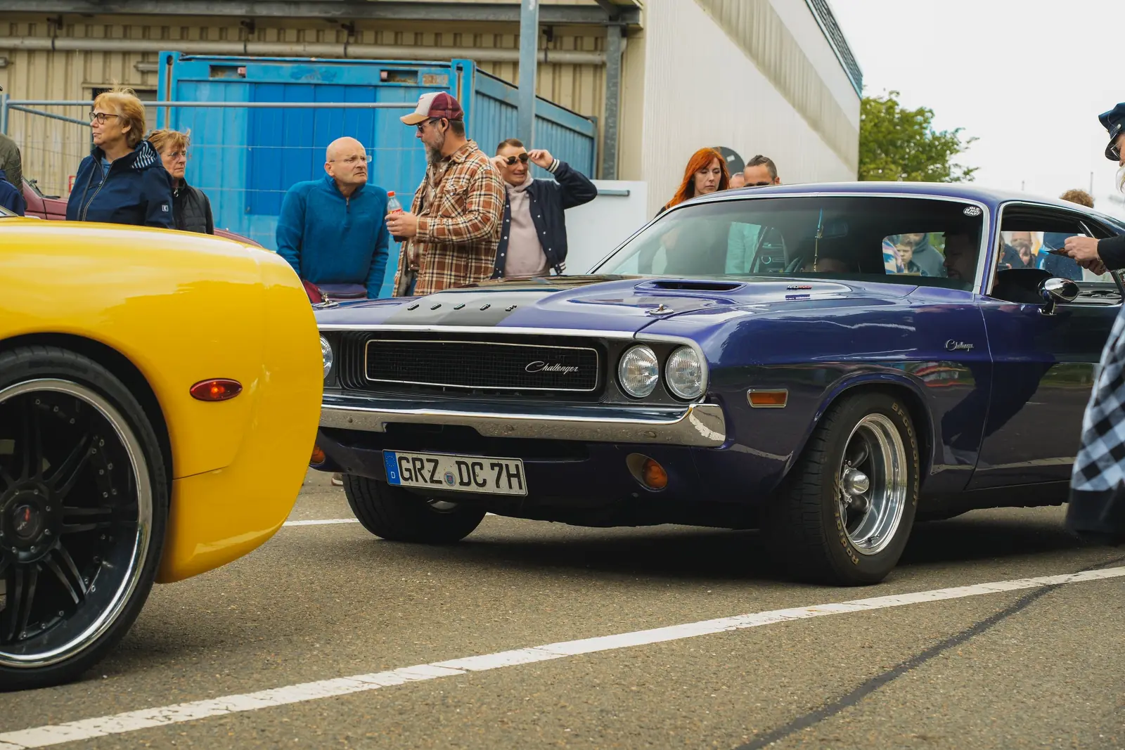 Violetter Dodge Challenger aus den Siebzigern neben einer gelben Corvette