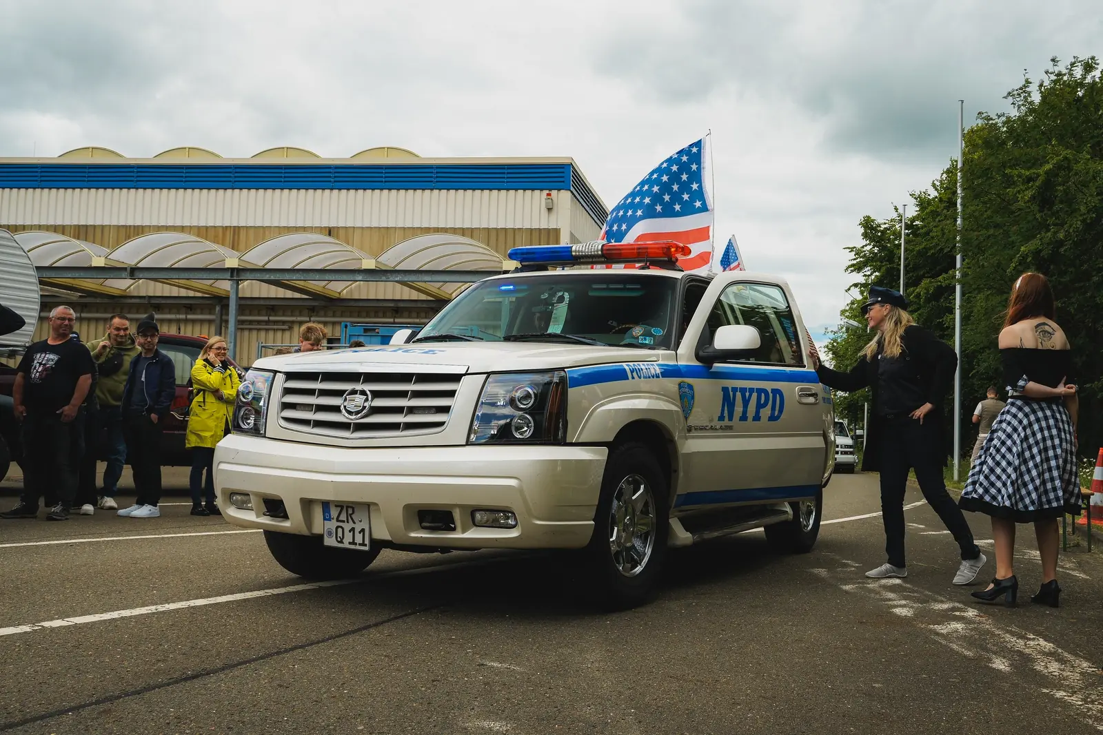 Cadillac Escalade im NYPD-Look mit US-Flagge