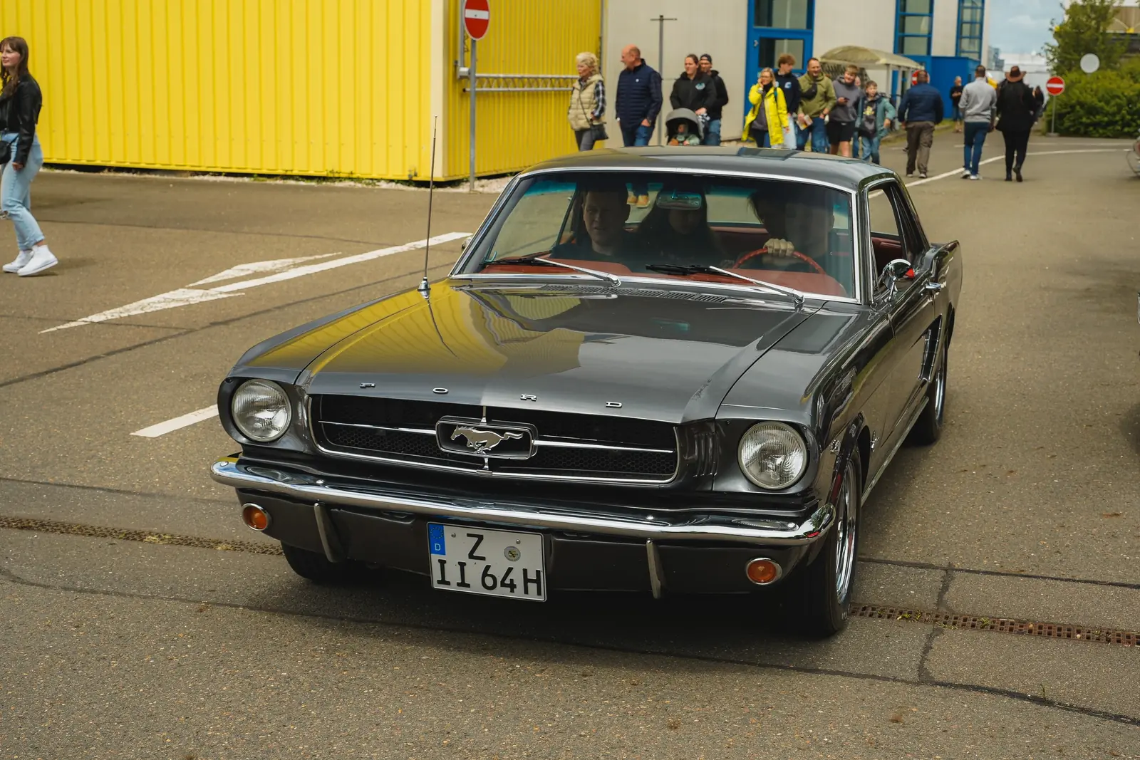 Schwarzer Ford Mustang aus den Sechzigern rollt über den Platz