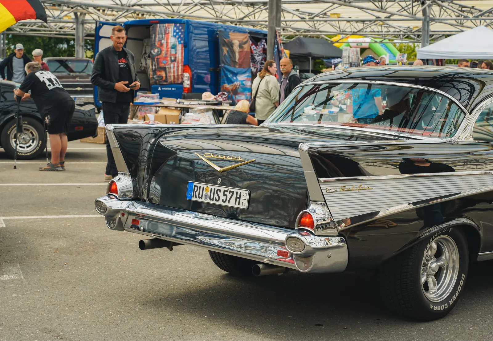 Schwarzer Chevrolet Bel Air mit Heckflossen von hinten