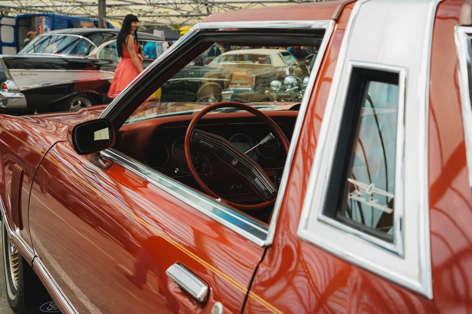 Rotes Coupé mit weißem Dach, Blick ins Cockpit