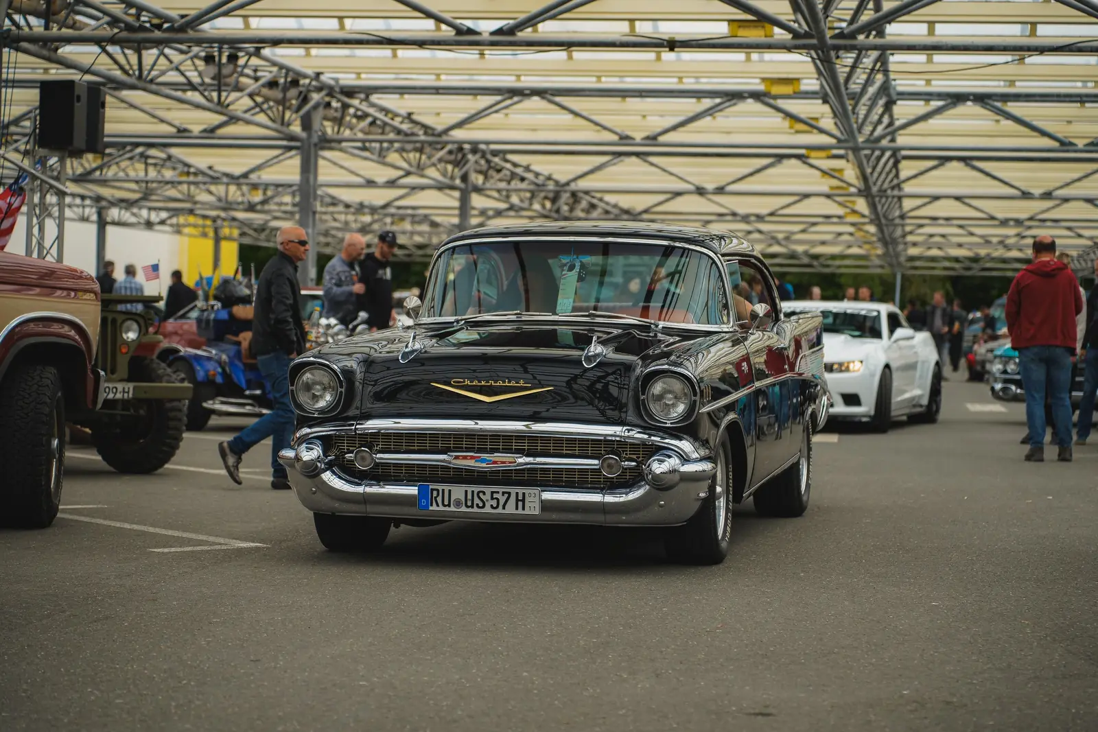 Schwarzer Chevrolet Bel Air von vorn unter dem Glasdach