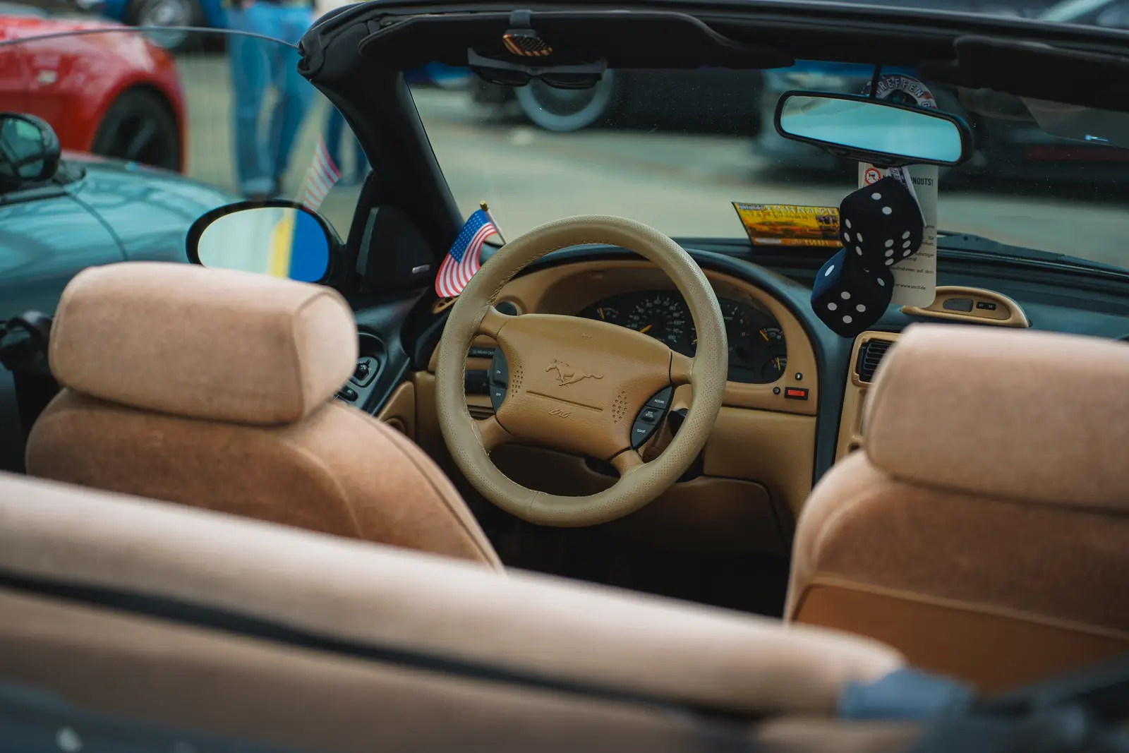 Beiges Interieur eines Mustang-Cabrios mit Plüschwürfeln