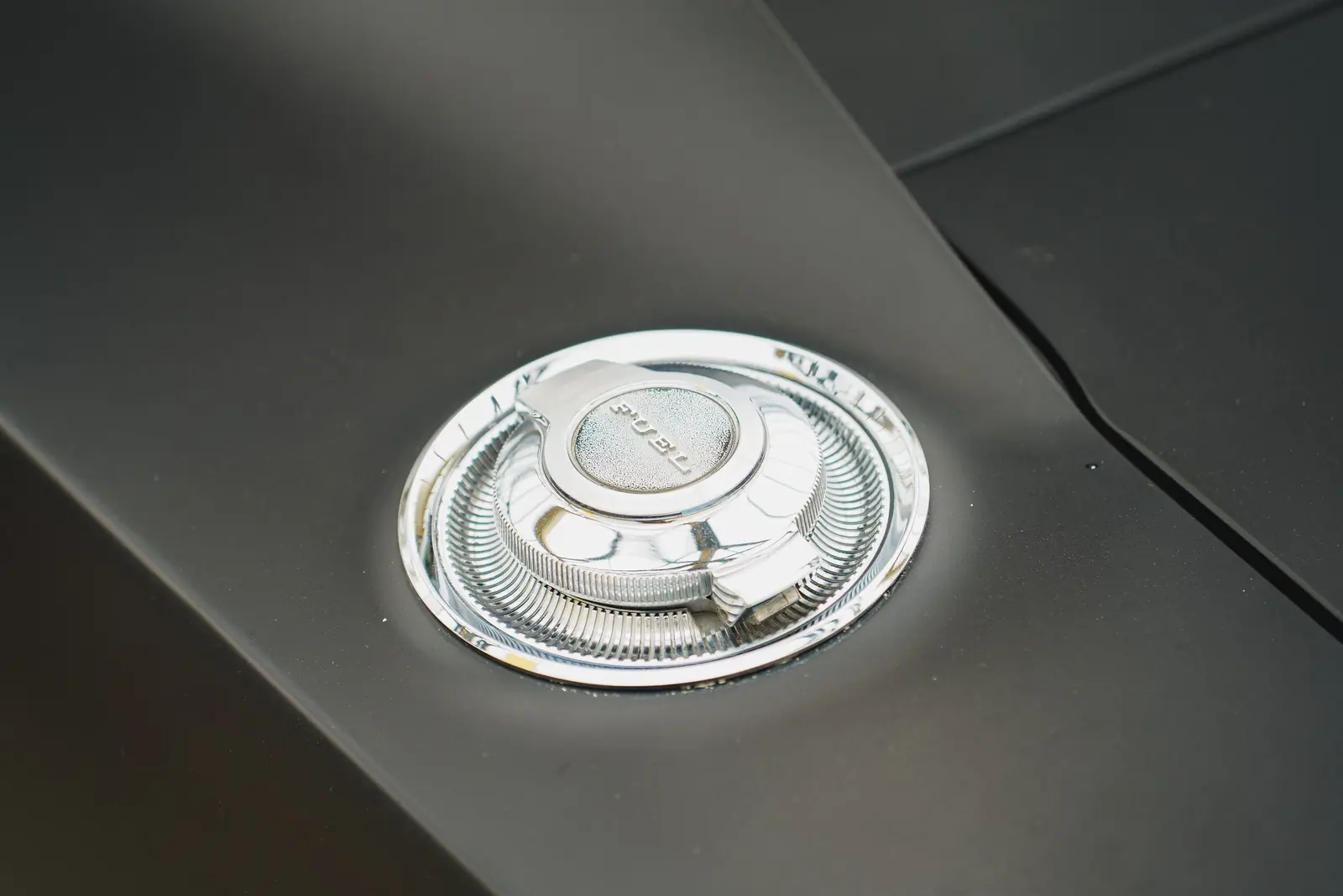 Verchromter Tankdeckel auf schwarzem Lack