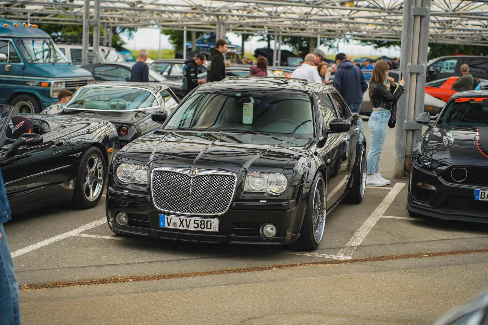 Schwarzer Chrysler 300C unter dem Glasdach
