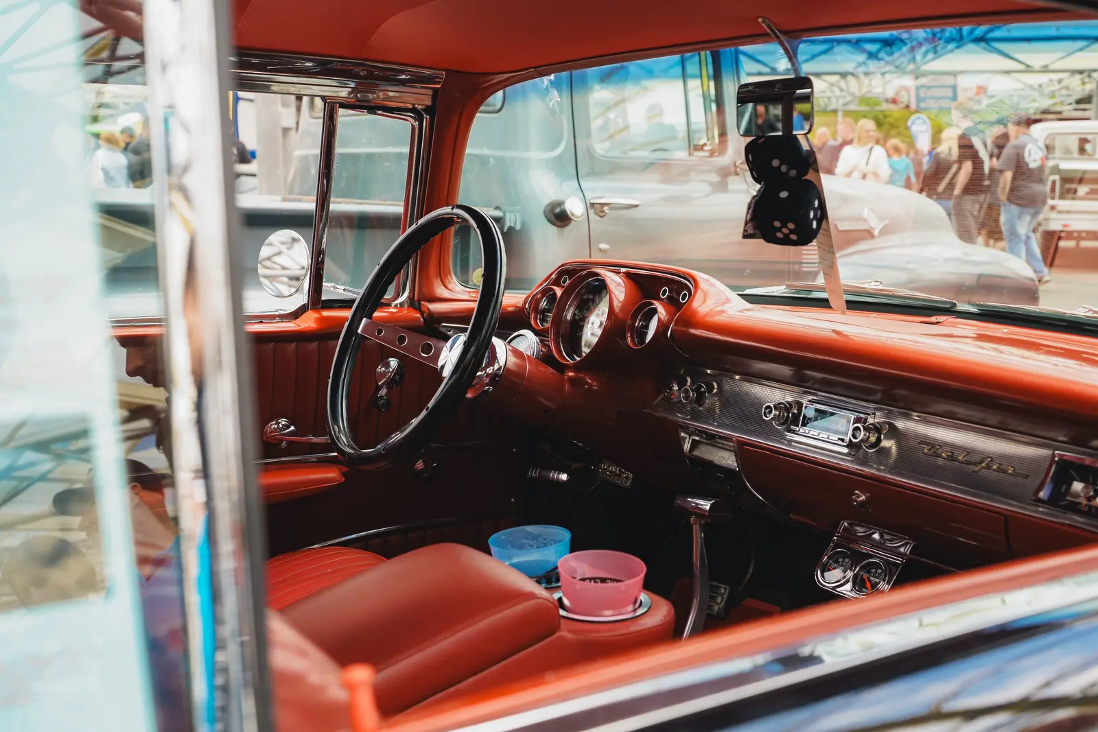 Rotes Interieur mit Würfeln am Spiegel