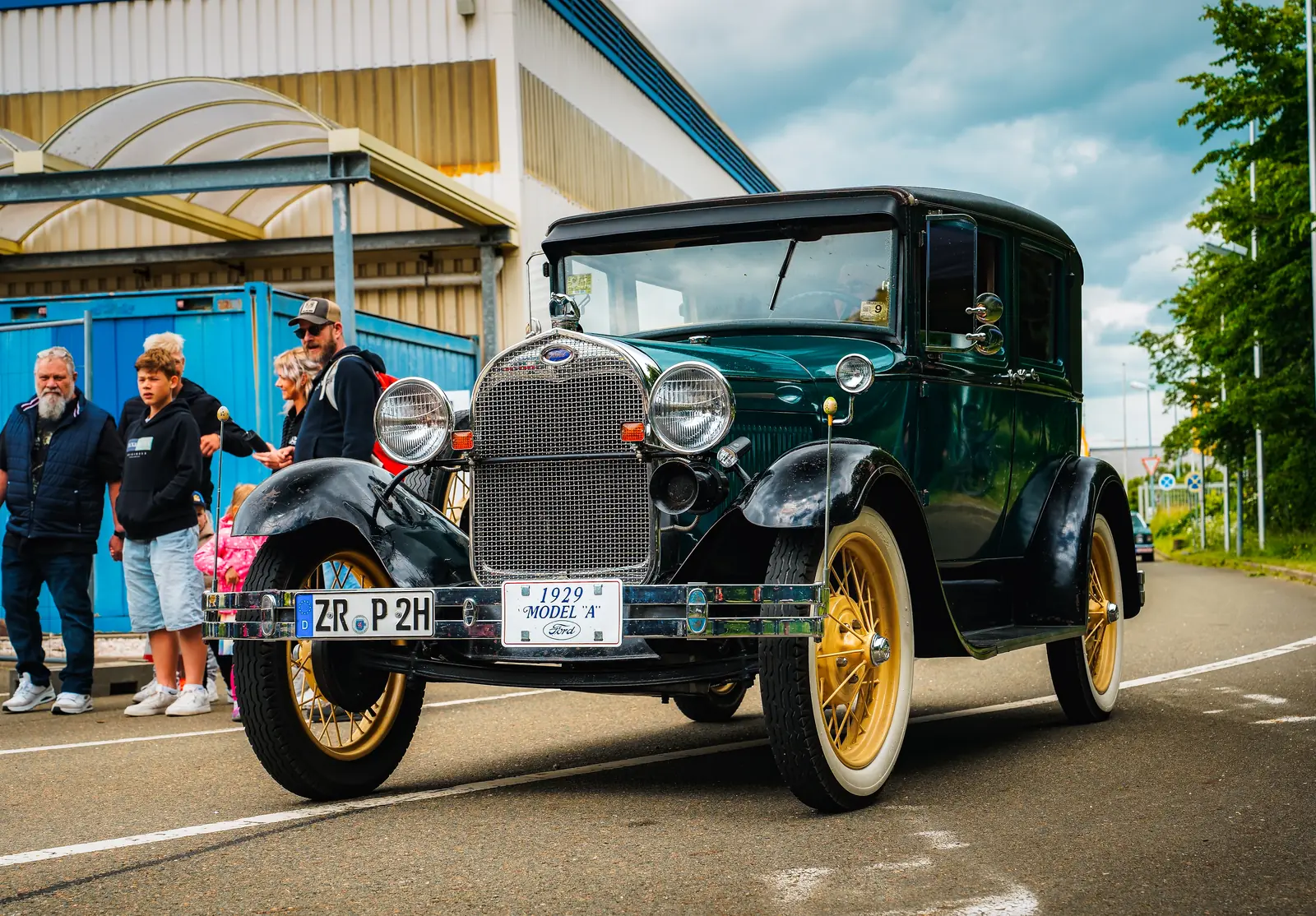 Grüner Ford Model A von 1929 mit Weißwandreifen