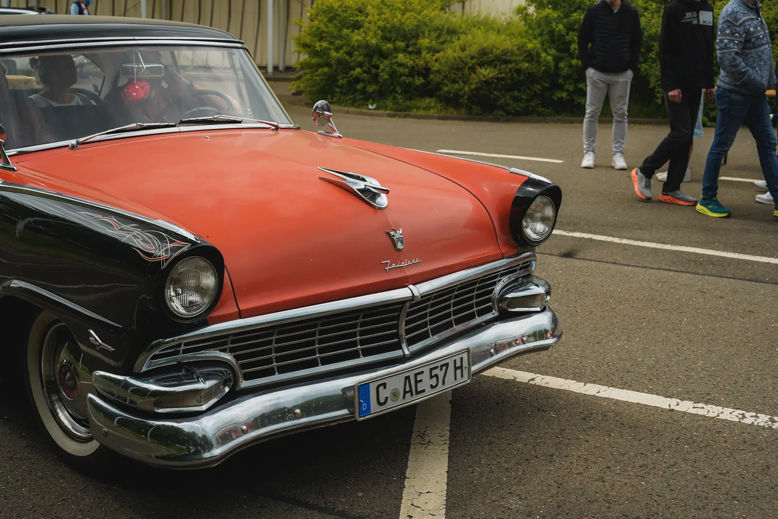 Front eines rot-schwarzen Ford Fairlane aus den Fünfzigern