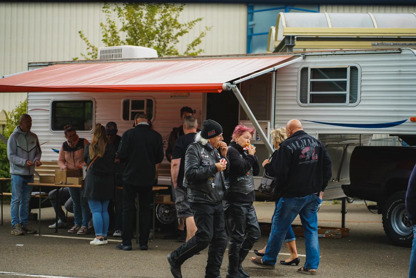 Besucher vor dem Imbiss-Wohnwagen