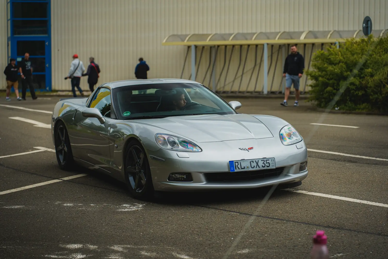 Silberne Corvette rollt über den Platz