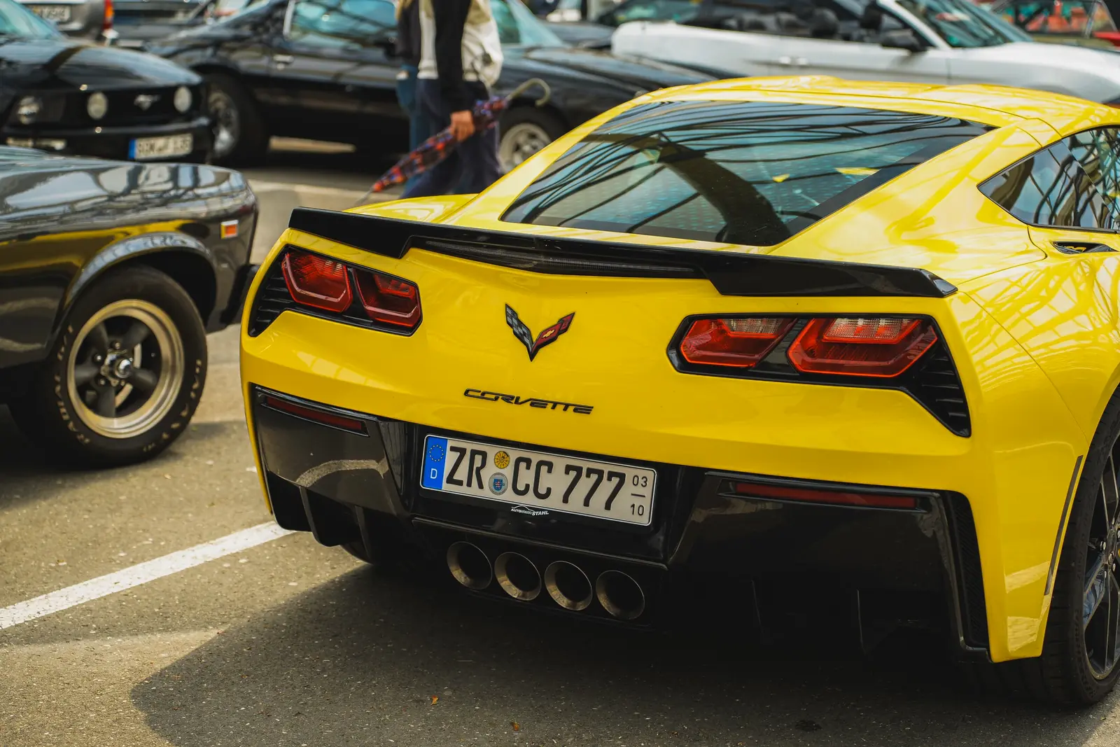Heck einer gelben Corvette mit vier Endrohren