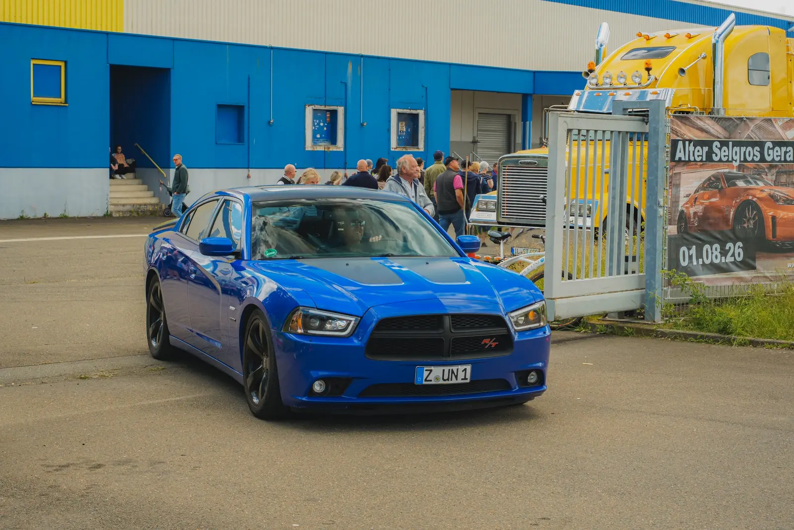 Blauer Dodge Charger vor der Halle