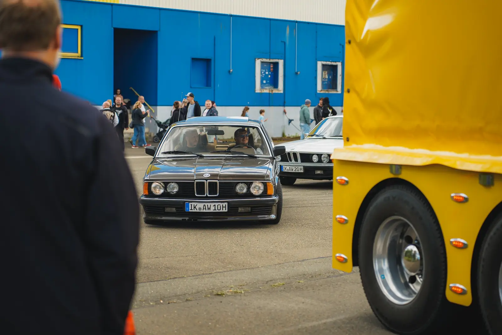 Schwarzer BMW aus den Achtzigern rollt auf den Platz