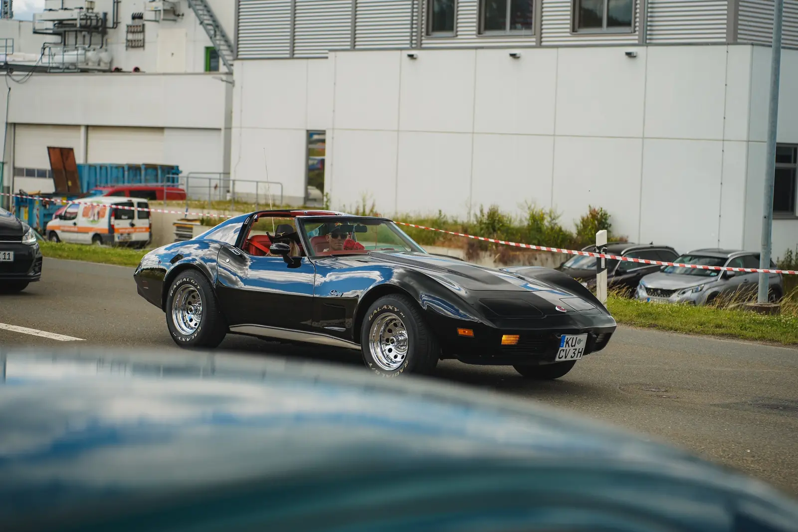 Schwarze Corvette mit Targadach rollt vorbei