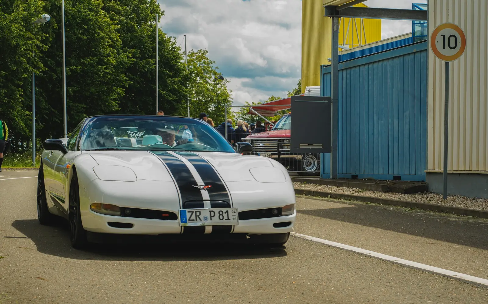 Weiße Corvette mit schwarzen Streifen