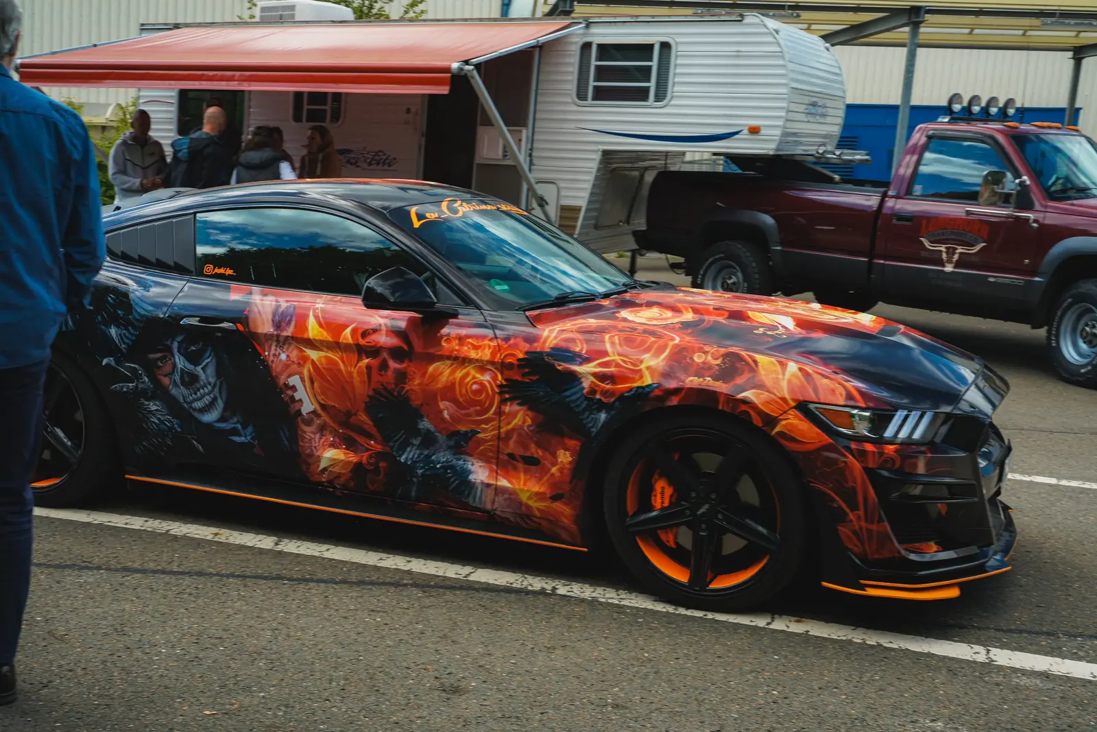 Mustang mit Flammen und Totenkopf in der Folierung
