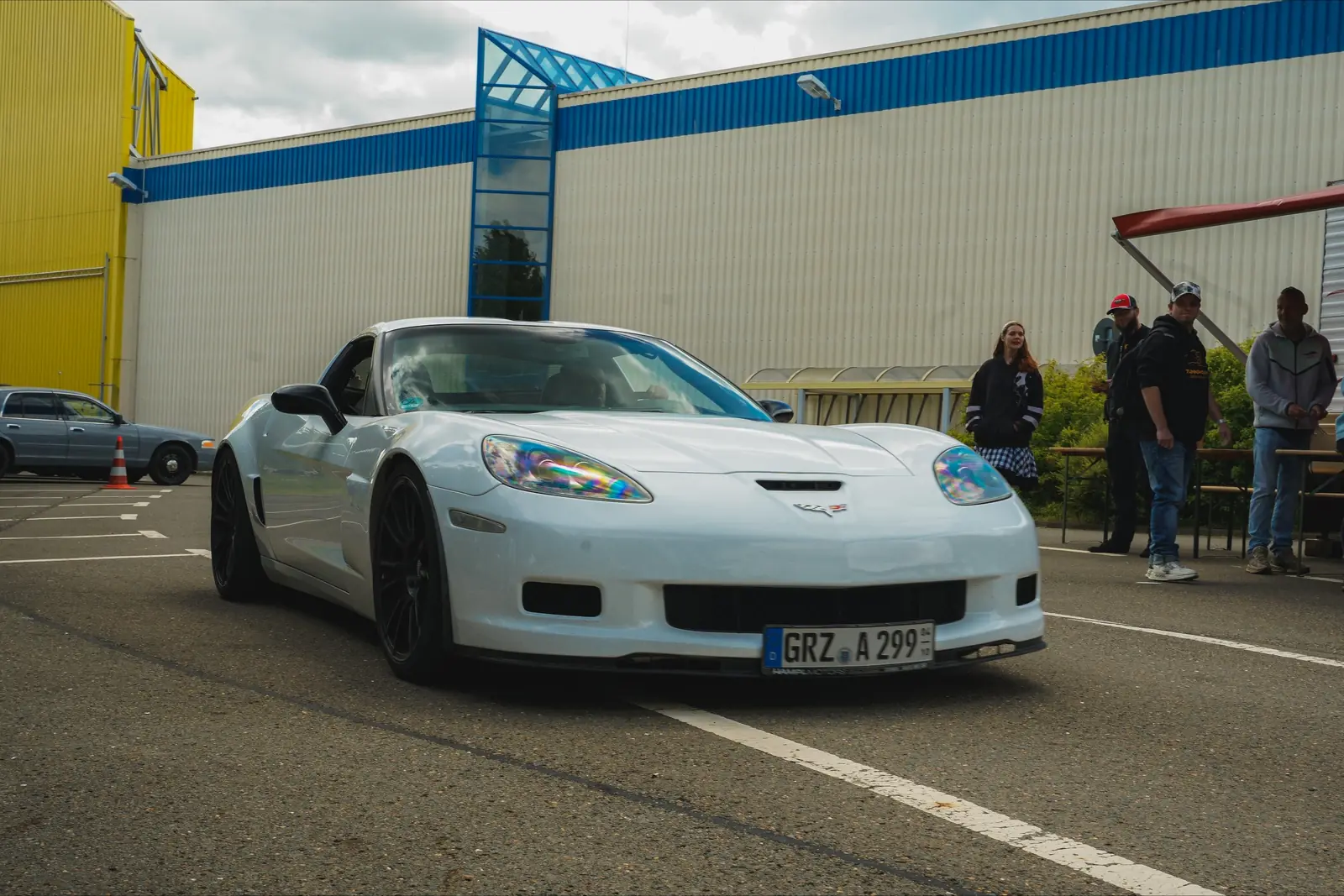 Weiße Corvette vor der Hallenwand